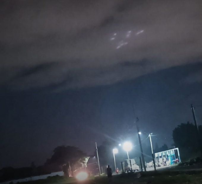 La aparición de extrañas luces en el cielo tucumano sorprendió a vecinos de la zona sur de la capital